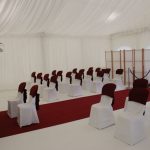 Sillas y mesas vestidas